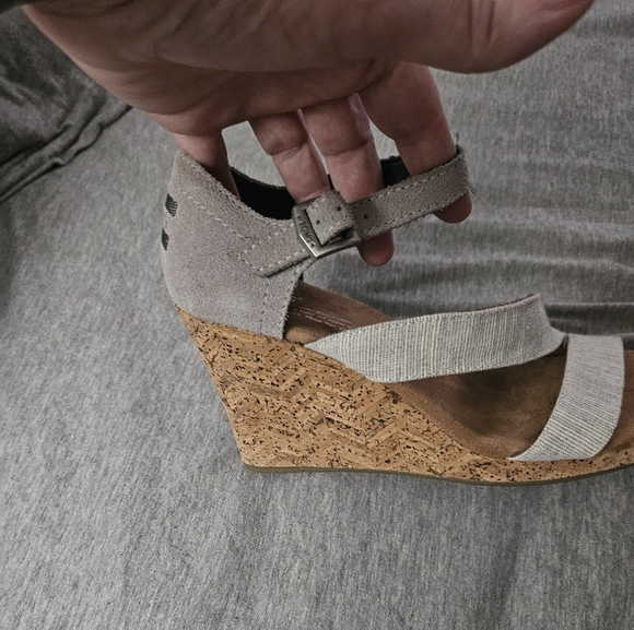 Toms Clarissa Gray and Brown Cork Wedge Sandals Size 7 - Picture 2 of 11